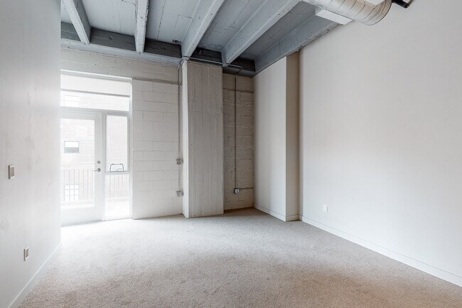 Building Photo - Roaster's Block