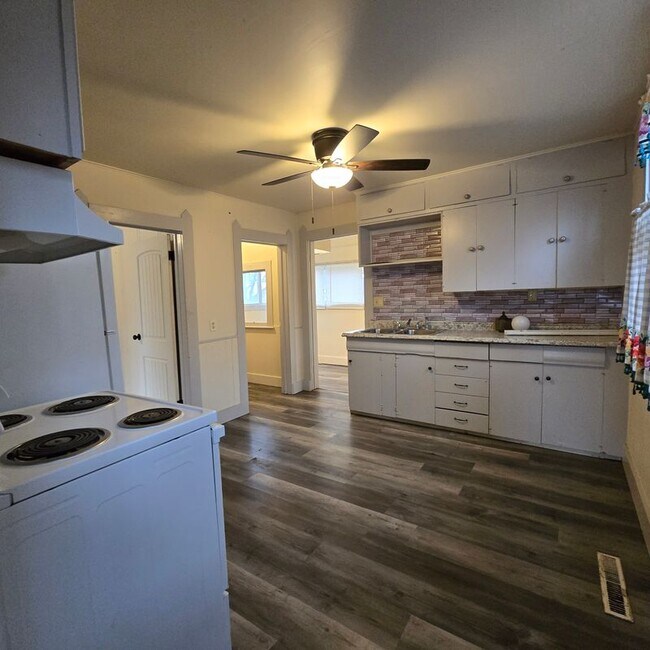 Foto del edificio - 617 W Main St