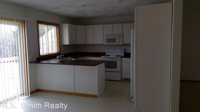 Building Photo - 2018-2024 Green Valley Dr