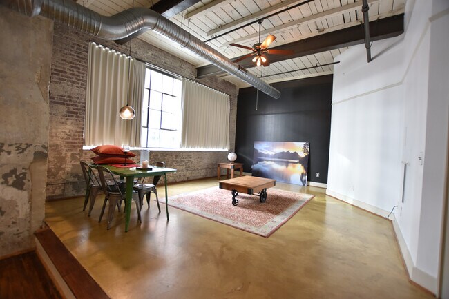 Foto del edificio - Stunning  2 Bedroom Loft @ Piedmont Leaf Lofts in Innovation Quarter!
