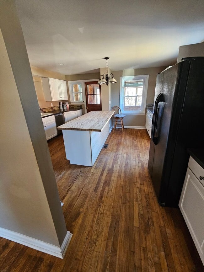 Building Photo - Newly Renovated 3-Bedroom Townhome with Chic Features