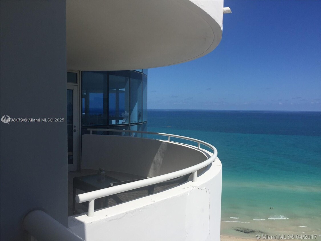 Foto principal - 6301 Collins Ave