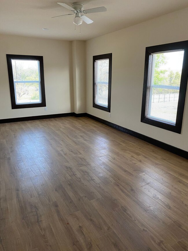Building Photo - Country Living, Modern comforts!