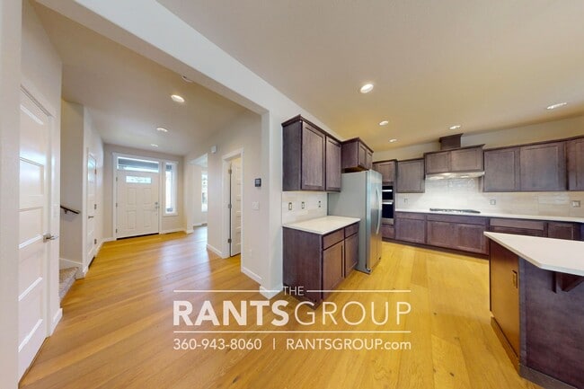 Building Photo - Beautiful Home! Easy JBLM Commute!