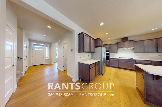 Foto del edificio - Beautiful Home! Easy JBLM Commute!