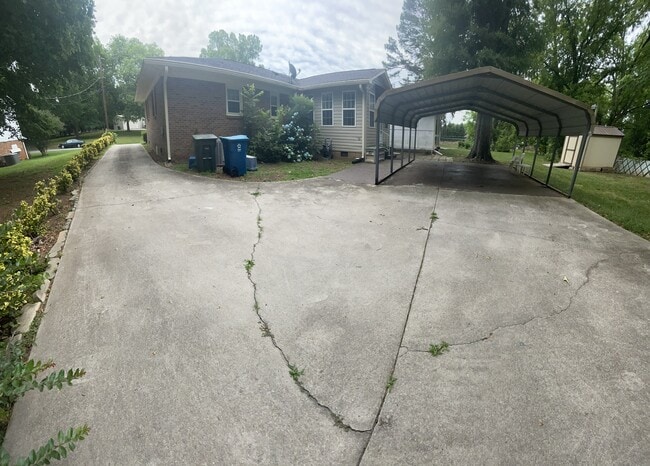 Car Port/Private Driveway/Backyard - 709 Torrence St