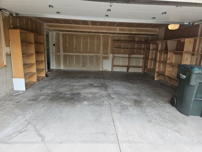 Building Photo - 3 Bed 2 Bath Split Level Home