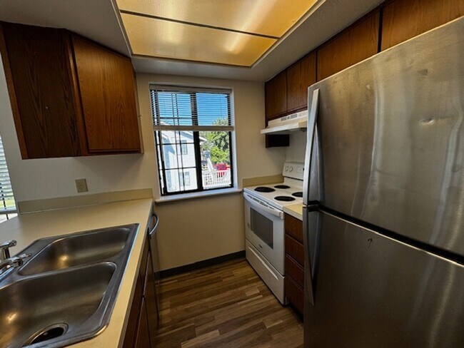 Foto del edificio - Spacious, two bedrooms, one bath in the Ro...