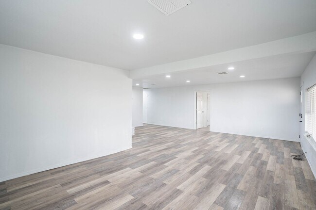 Foto del edificio - Charming 4 Bed/ 1.5 Bath Condo in South Tu...