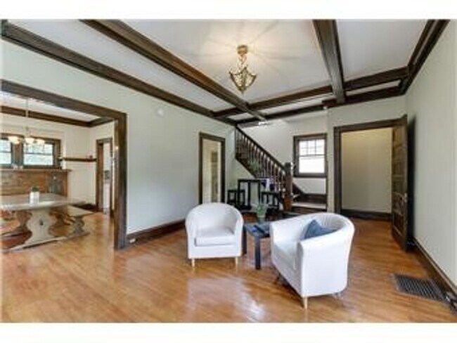 Building Photo - Close to Campus Remodeled 6 bedroom In Com...