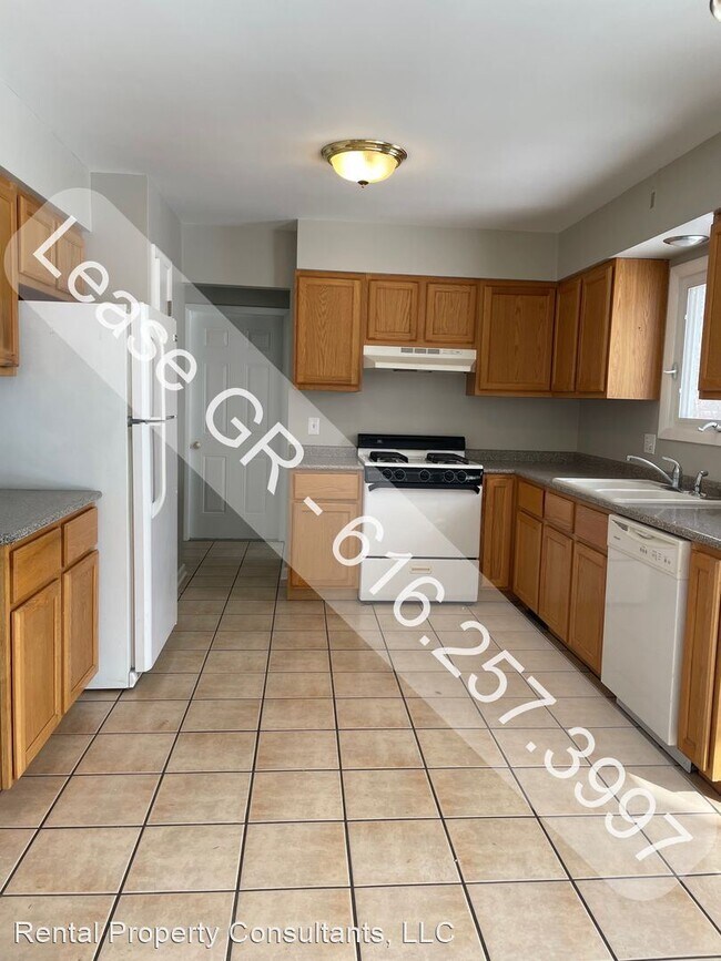 Building Photo - 3 br, 1.5 bath House - 2428 Patterson
