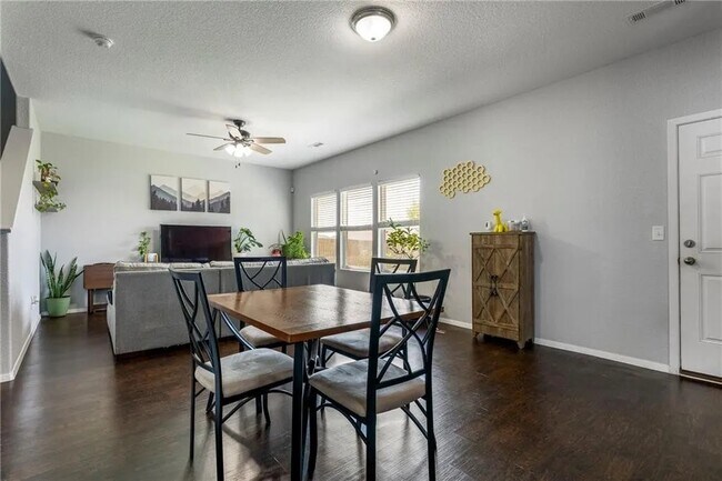 Área de comedor - 805 NW 70th Ave