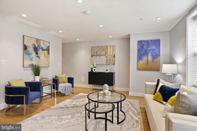 Living Area - 610 Newton Pl NW