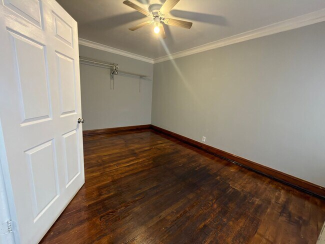 Foto del edificio - 2946 N Laramie Ave