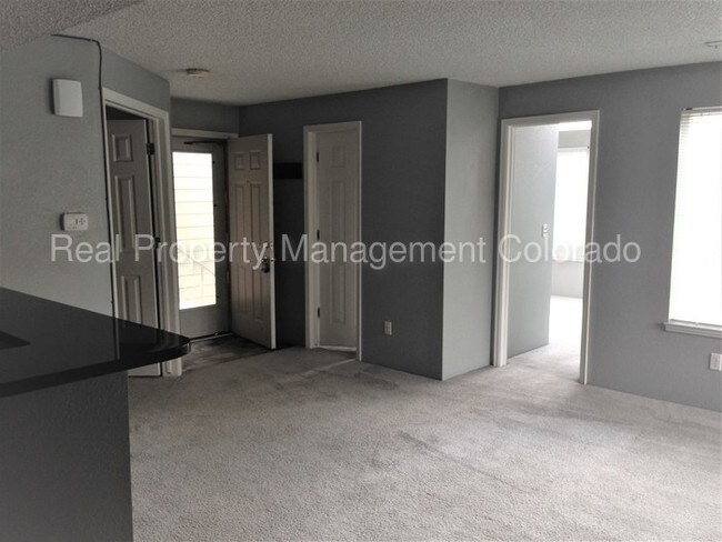Building Photo - 866 S Reed Ct