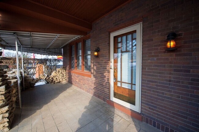 Building Photo - Beautifully updated Tudor style duplex. Upper unit. Large rooms. 2 balconies, private entry. Fenc...