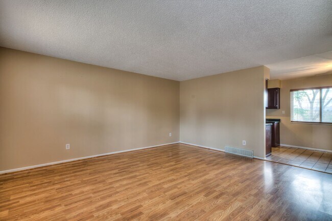 Building Photo - 3 bed 2 bath 2 car, Central Location, Moun...