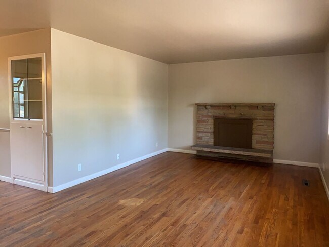 Building Photo - STUDENTS WELCOME! 5 Bed 2 Bath Ranch House w/ Basement