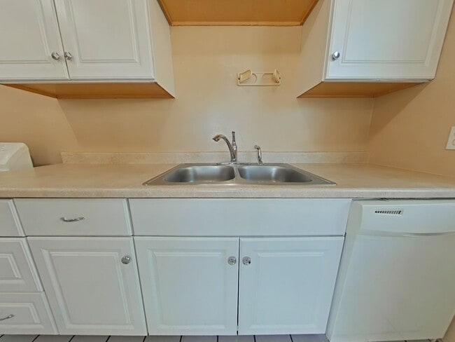 Building Photo - 3 Bedroom House ~ Close to Campus ~ Pet Fr...