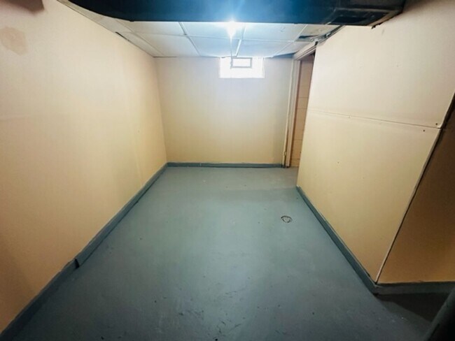 Building Photo - Welcome Section 8  For Lease 3 Bedroom 1 Bath