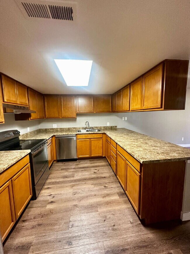 Foto del edificio - MOVE IN SPECIAL: Move in before November 3...