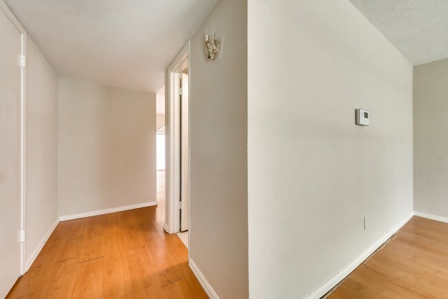 Building Photo - Adorable Townhome featuring 3 Bedrooms + O...