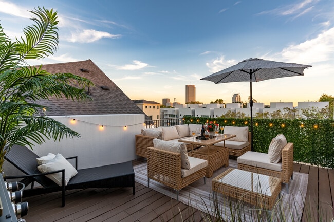 Building Photo - 913 Thompson St