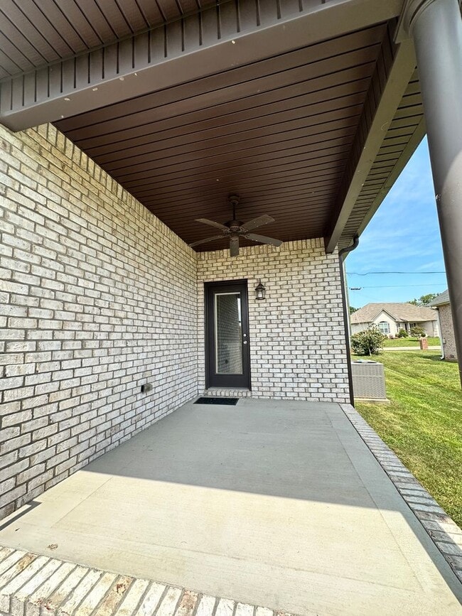 Building Photo - Stunning 3 Bedroom 2 Bath House