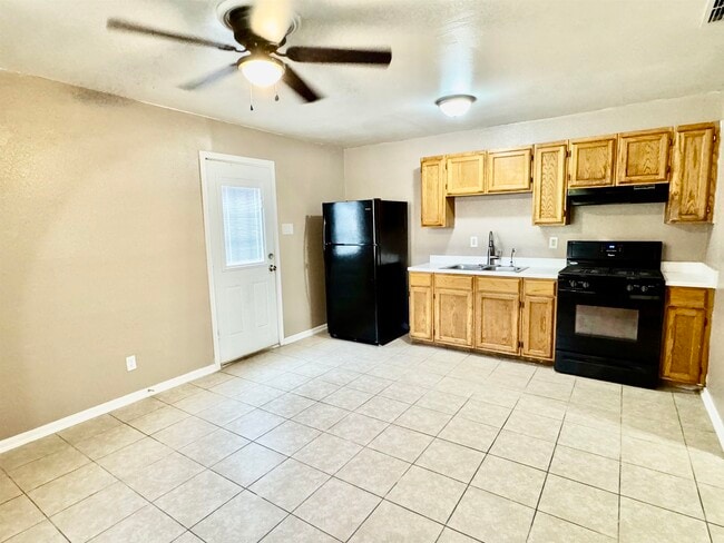 Building Photo - 1421 Reagan Dr