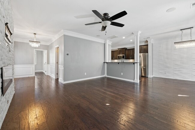 Building Photo - Immaculate and Fully Updated 3 Bedroom Tow...