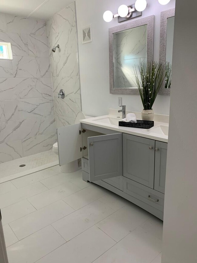 Walk-in Shower - 1504 W 18th St