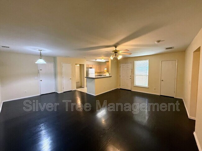 Foto del edificio - 319 Austin Ave