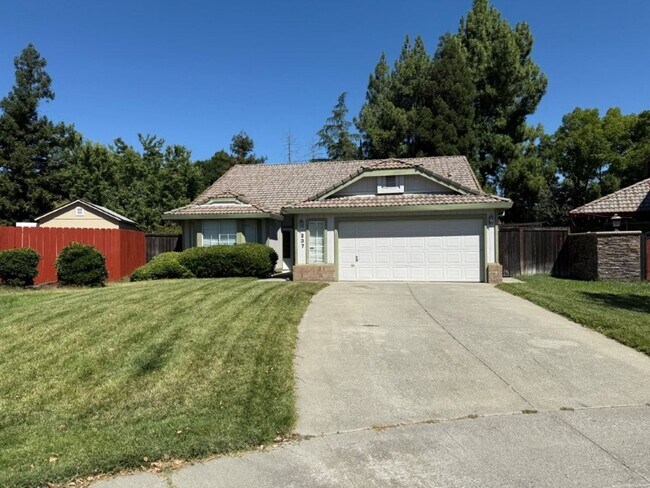 Foto del edificio - Modern 3 Bedroom 2 Bath One Story Browns Valley Vacaville *Star Rentals