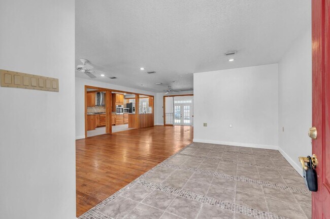 Foto del edificio - Charming 3 Bedroom w/ Large Garage & Attached Workshop!!