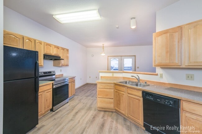 Building Photo - Three Bed, 2.5 Bath, 1 Car Garage