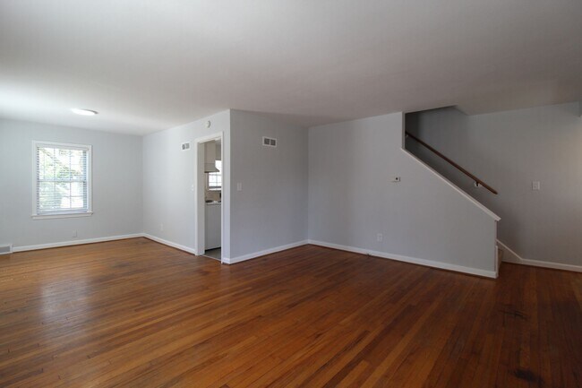 Foto del edificio - April FREE On This 2 Bedroom 1 Bath Duplex In The Waldo Area