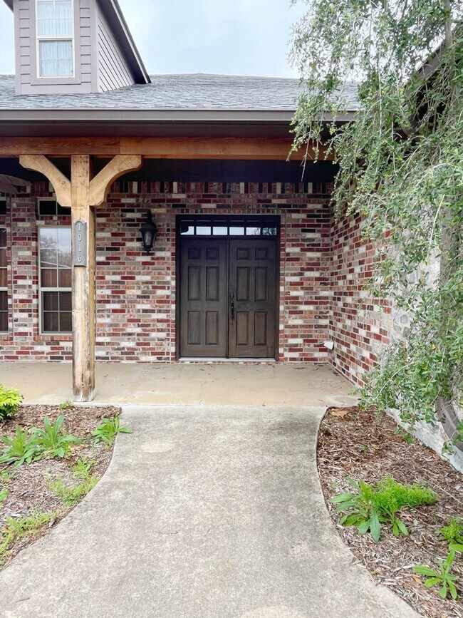 Building Photo - Enormous 3/2 Luxury Duplex in Durant, OK