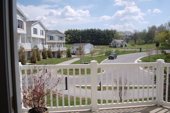 Building Photo - 210 Heights Ln
