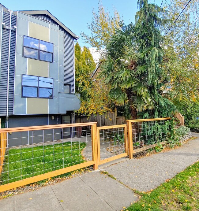 Foto del edificio - Stunning 3 Bedroom Townhouse in Greenlake!