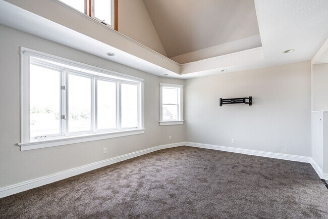 Foto del edificio - Beautiful 3 Bedroom + Den 2 Full Bath Uppe...