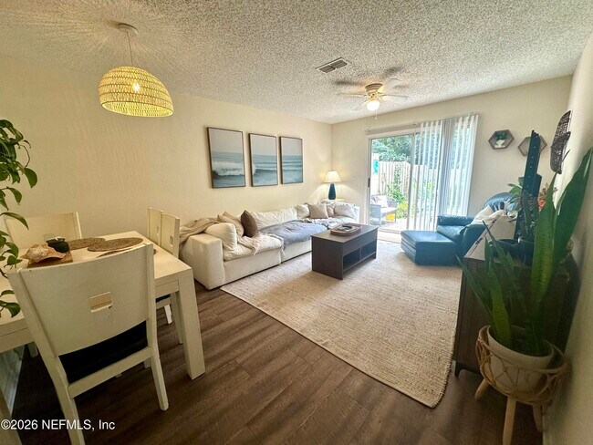 Building Photo - 2219 Rosewood Dr
