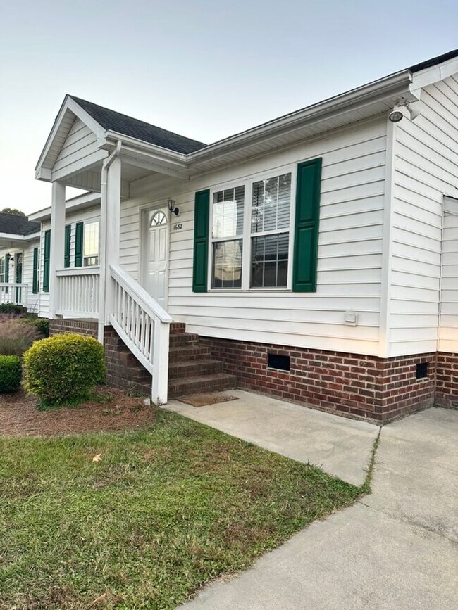 Foto del edificio - Graham Ave Duplex