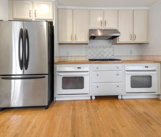 Building Photo - Beautiful ramber house with 3 bedroom near...