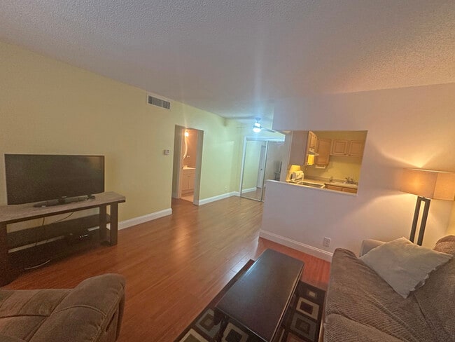 Building Photo - Welcome to charming 2-bedroom, 1-bathroom ...
