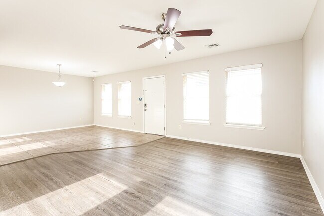 Foto del edificio - 1933 Creekridge Dr