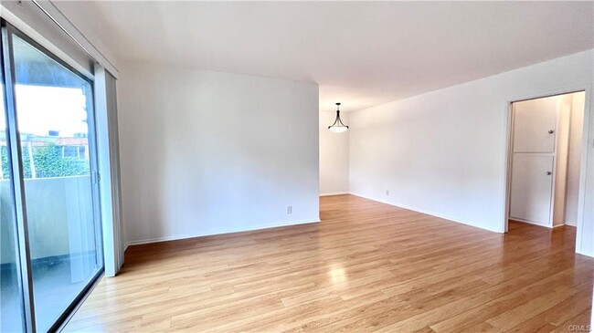 Building Photo - 919 N Orange Grove Ave