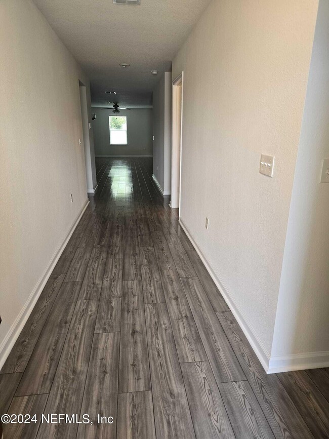 Building Photo - 8515 Lake George Cir E
