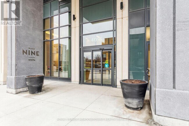 Photo du bâtiment - 4055 Parkside Village Dr