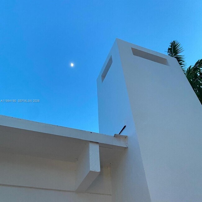 Building Photo - 240 Greenwood Dr