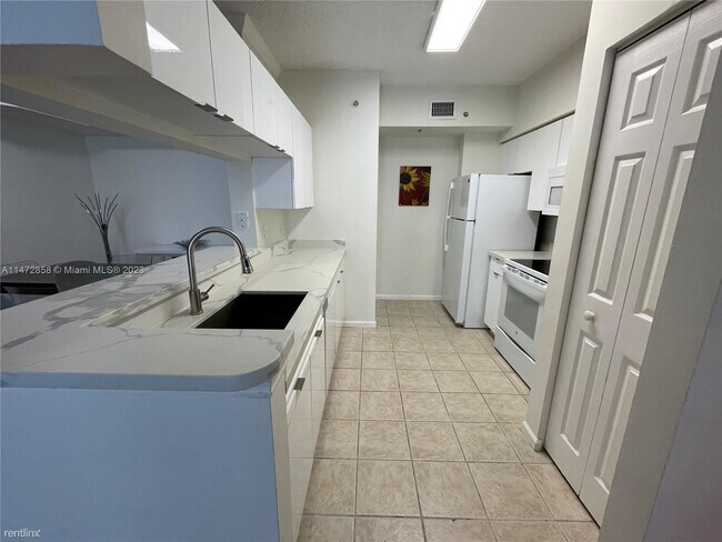 Foto del edificio - 3 br, 2 bath House - 17125 N Bay Rd Apt 3404